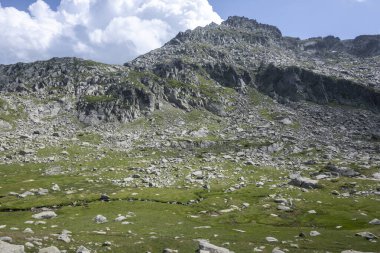 Bulgaristan 'ın Kalin zirvesi yakınlarındaki Rila Dağı' nın İnanılmaz Yaz Manzarası