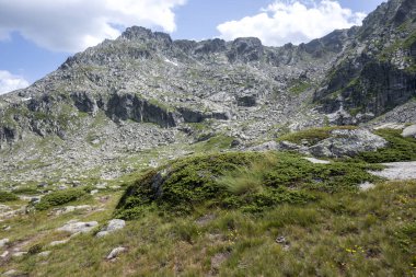 Bulgaristan 'ın Kalin zirvesi yakınlarındaki Rila Dağı' nın İnanılmaz Yaz Manzarası