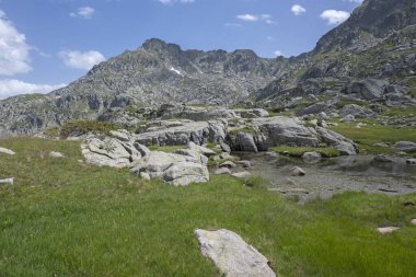 Bulgaristan 'ın Kalin zirvesi yakınlarındaki Rila Dağı' nın İnanılmaz Yaz Manzarası