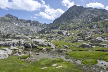 Bulgaristan 'ın Kalin zirvesi yakınlarındaki Rila Dağı' nın İnanılmaz Yaz Manzarası