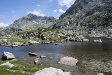 Bulgaristan 'ın Kalin zirvesi yakınlarındaki Rila Dağı' nın İnanılmaz Yaz Manzarası