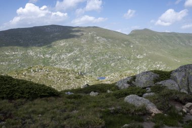 Bulgaristan 'ın Kalin zirvesi yakınlarındaki Rila Dağı' nın İnanılmaz Yaz Manzarası