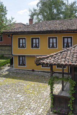 Bulgaristan 'ın Sofya Bölgesi' nin tarihi Koprivshtitsa kentindeki Tipik Sokak ve eski evler