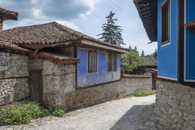 Bulgaristan 'ın Sofya Bölgesi' nin tarihi Koprivshtitsa kentindeki Tipik Sokak ve eski evler