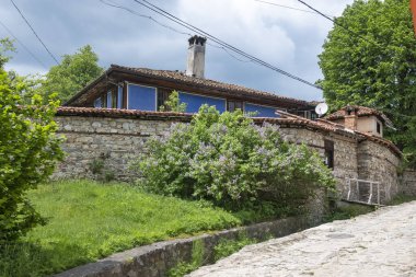 Bulgaristan 'ın Sofya Bölgesi' nin tarihi Koprivshtitsa kentindeki Tipik Sokak ve eski evler