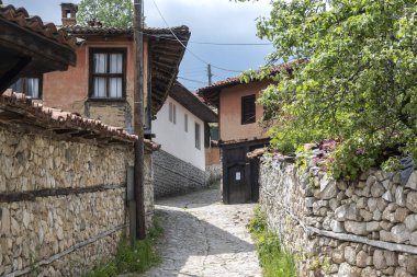 Bulgaristan 'ın Sofya Bölgesi' nin tarihi Koprivshtitsa kentindeki Tipik Sokak ve eski evler