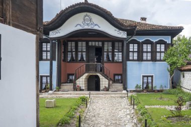 Bulgaristan 'ın Sofya Bölgesi' nin tarihi Koprivshtitsa kentindeki Tipik Sokak ve eski evler