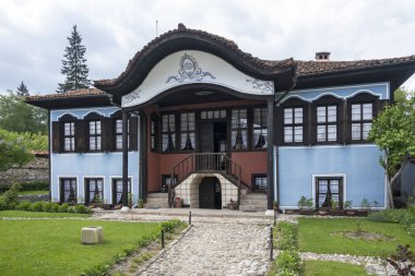 Bulgaristan 'ın Sofya Bölgesi' nin tarihi Koprivshtitsa kentindeki Tipik Sokak ve eski evler