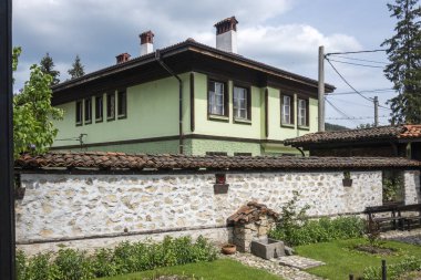 Bulgaristan 'ın Sofya Bölgesi' nin tarihi Koprivshtitsa kentindeki Tipik Sokak ve eski evler