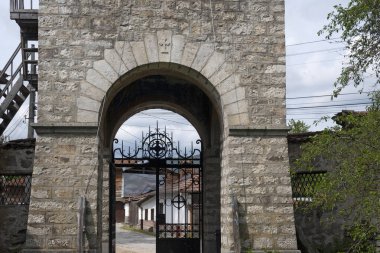 Bulgaristan 'ın Sofya Bölgesi' nin tarihi Koprivshtitsa kentindeki Tipik Sokak ve eski evler