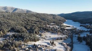 Bulgaristan 'ın Rila ve Rhodopes dağı arasındaki Yundola bölgesinin şaşırtıcı kışı manzarası