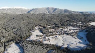 Bulgaristan 'ın Rila ve Rhodopes dağı arasındaki Yundola bölgesinin şaşırtıcı kışı manzarası