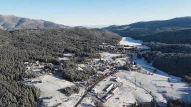 Bulgaristan 'ın Rila ve Rhodopes dağı arasındaki Yundola bölgesinin şaşırtıcı kışı manzarası