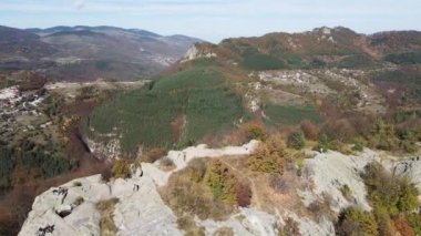 Belintash 'ın havadan sonbahar manzarası - Bulgaristan' ın Rodop Dağları 'ndaki tanrı Sabazios' a adanmış antik tapınak