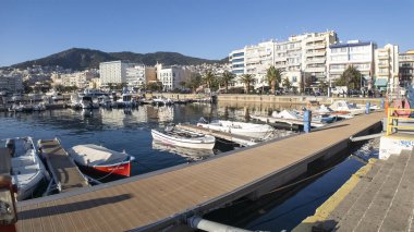 KAVALA, GREECE - 27 Aralık 2023: Kavala, Doğu Makedonya ve Trakya 'nın Costal Caddesi' nin Günbatımı Panoraması, Yunanistan
