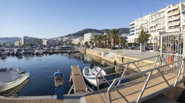 KAVALA, GREECE - 27 Aralık 2023: Kavala, Doğu Makedonya ve Trakya 'nın Costal Caddesi' nin Günbatımı Panoraması, Yunanistan