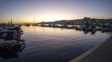 KAVALA, GREECE - 27 Aralık 2023: Kavala, Doğu Makedonya ve Trakya 'nın Costal Caddesi' nin Günbatımı Panoraması, Yunanistan