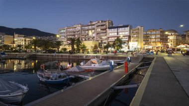 KAVALA, GREECE - 27 Aralık 2023: Kavala, Doğu Makedonya ve Trakya 'nın Costal Caddesi' nin Günbatımı Panoraması, Yunanistan