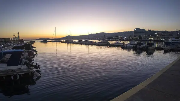 KAVALA, GREECE - 27 Aralık 2023: Kavala, Doğu Makedonya ve Trakya 'nın Costal Caddesi' nin Günbatımı Panoraması, Yunanistan