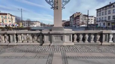 SOFYA, BULGARIA - HAZİRAN 05, 2024: Bulgaristan 'ın başkenti Sofya' daki Vladaya nehri üzerindeki Aslan Köprüsü Panoraması