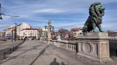 SOFYA, BULGARIA - HAZİRAN 05, 2024: Bulgaristan 'ın başkenti Sofya' daki Vladaya nehri üzerindeki Aslan Köprüsü Panoraması