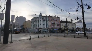 SOFYA, BULGARIA - HAZİRAN 05, 2024: Bulgaristan 'ın başkenti Sofya' daki Vladaya nehri üzerindeki Aslan Köprüsü Panoraması