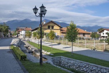 Bulgaristan 'ın Blagoevgrad bölgesindeki eski Bansko kasabasındaki tipik sokak ve binalar