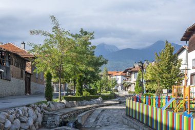 Bulgaristan 'ın Blagoevgrad bölgesindeki eski Bansko kasabasındaki tipik sokak ve binalar
