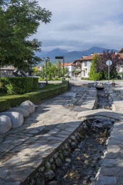 Bulgaristan 'ın Blagoevgrad bölgesindeki eski Bansko kasabasındaki tipik sokak ve binalar