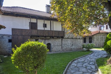 Bulgaristan 'ın Blagoevgrad bölgesindeki eski Bansko kasabasındaki tipik sokak ve binalar