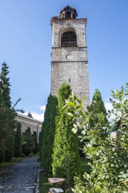 Bulgaristan 'ın Blagoevgrad bölgesindeki eski Bansko kasabasındaki tipik sokak ve binalar