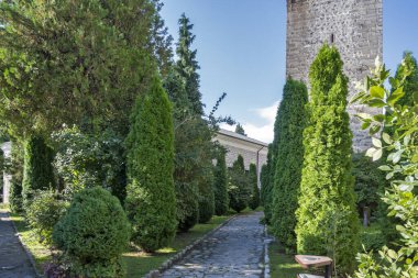 Bulgaristan 'ın Blagoevgrad bölgesindeki eski Bansko kasabasındaki tipik sokak ve binalar