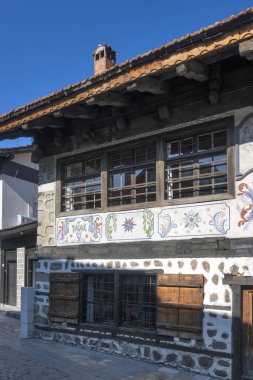 Bulgaristan 'ın Blagoevgrad bölgesindeki eski Bansko kasabasındaki tipik sokak ve binalar