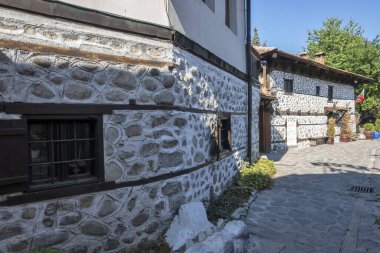 Bulgaristan 'ın Blagoevgrad bölgesindeki eski Bansko kasabasındaki tipik sokak ve binalar