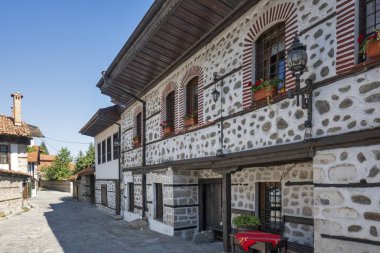 Bulgaristan 'ın Blagoevgrad bölgesindeki eski Bansko kasabasındaki tipik sokak ve binalar