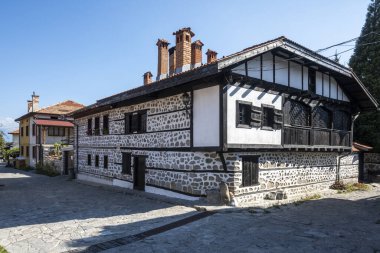 Bulgaristan 'ın Blagoevgrad bölgesindeki eski Bansko kasabasındaki tipik sokak ve binalar