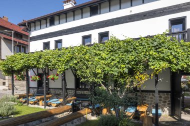 Bulgaristan 'ın Blagoevgrad bölgesindeki eski Bansko kasabasındaki tipik sokak ve binalar