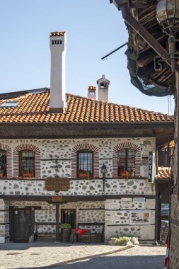 Bulgaristan 'ın Blagoevgrad bölgesindeki eski Bansko kasabasındaki tipik sokak ve binalar