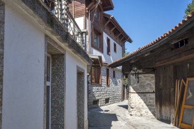 Bulgaristan 'ın Blagoevgrad bölgesindeki eski Bansko kasabasındaki tipik sokak ve binalar
