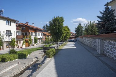 Bulgaristan 'ın Blagoevgrad bölgesindeki eski Bansko kasabasındaki tipik sokak ve binalar