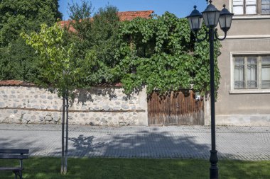 Bulgaristan 'ın Blagoevgrad bölgesindeki eski Bansko kasabasındaki tipik sokak ve binalar