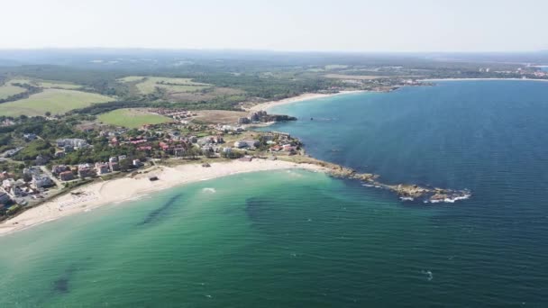 ブルガス地方 ブルガリアの村近くの黒海沿岸の航空眺望 — ストック動画