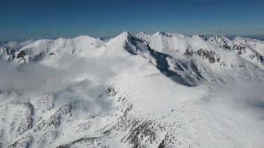 Bulgaristan 'ın Polezhan ve Bezbog Tepesi yakınlarındaki Pirin Dağı' nın şaşırtıcı hava manzarası