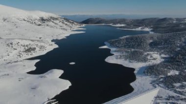 Bulgaristan 'ın Rila dağındaki Belmeken Barajı' nın şaşırtıcı kış manzarası