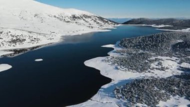Bulgaristan 'ın Rila dağındaki Belmeken Barajı' nın şaşırtıcı kış manzarası