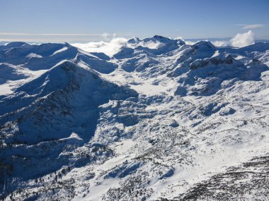 Bulgaristan 'ın Polezhan ve Bezbog Tepeleri yakınlarındaki Pirin Dağı' nın İnanılmaz Hava Kış Manzarası