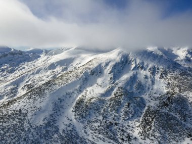 Bulgaristan 'ın Polezhan ve Bezbog Tepeleri yakınlarındaki Pirin Dağı' nın İnanılmaz Hava Kış Manzarası