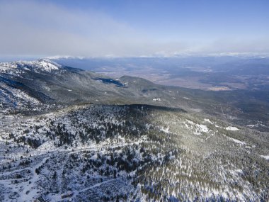 Bulgaristan 'ın Polezhan ve Bezbog Tepeleri yakınlarındaki Pirin Dağı' nın İnanılmaz Hava Kış Manzarası