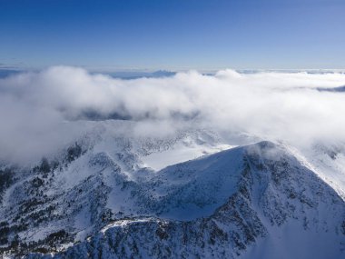 Bulgaristan 'ın Polezhan ve Bezbog Tepeleri yakınlarındaki Pirin Dağı' nın İnanılmaz Hava Kış Manzarası