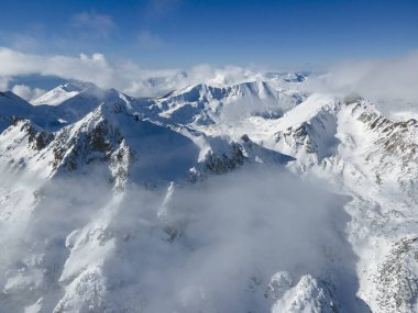 Bulgaristan 'ın Polezhan ve Bezbog Tepeleri yakınlarındaki Pirin Dağı' nın İnanılmaz Hava Kış Manzarası